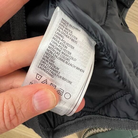 prAna Women's Gray Quilted Hooded Vest Size M Casual Sleeveless - Picture 8 of 9